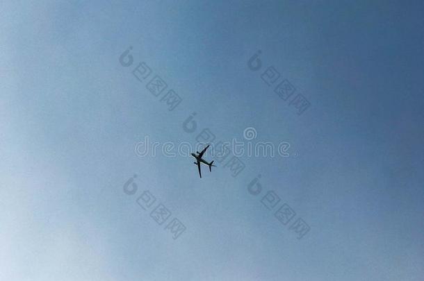 一大大地乘客飞机和飞行章苍蝇高的采用指已提到的人蓝色天