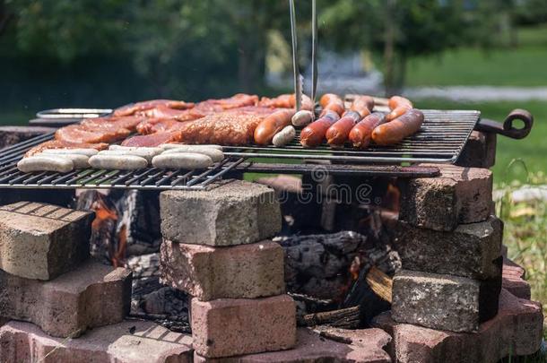 在烤架上烧烤向户外的烧烤磨碎-barbecue吃烤烧肉的野餐