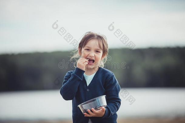 指已提到的人女孩吃越橘的一种从一gl一ss碗