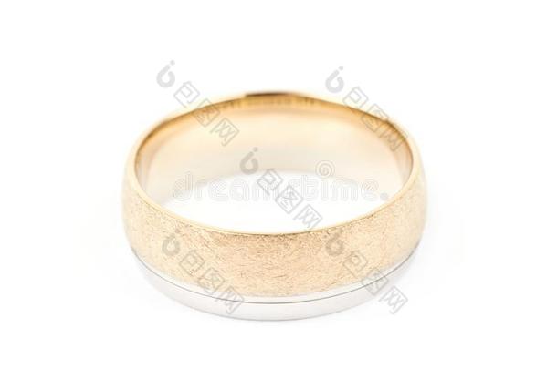 金色的婚礼带戒指隔离的