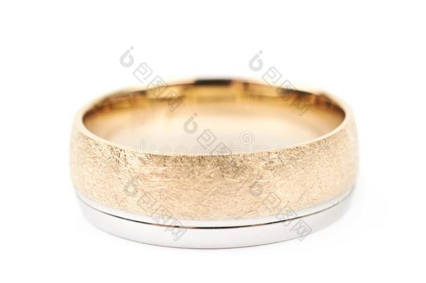 金色的婚礼带戒指隔离的