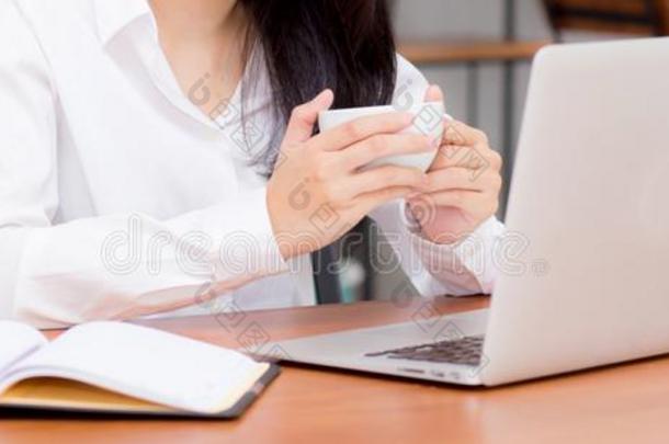 特写镜头横幅网站亚洲人年幼的女人工作的在线的向拉普托