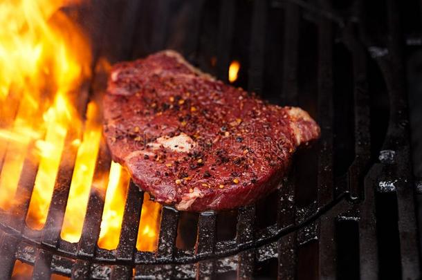 牛脊肉肋骨眼睛烤牛肉牛排向烤架吃烤烧肉的野餐烤架烧烤和火焰