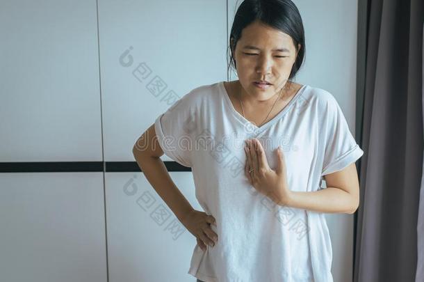 女人所有或有症状的逆流酸,胃食管的逆流