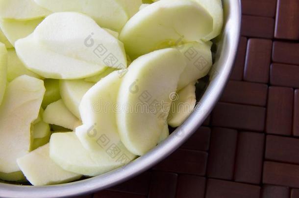 一银碗关于刨切的和去皮的苹果部分为制造苹果