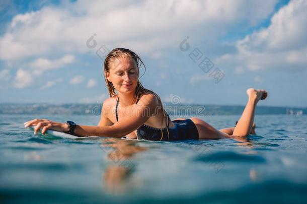 海浪女人和冲浪板.女人和冲浪板采用洋.海浪er