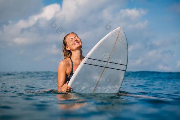以微笑表示冲浪运动员女人和冲浪板.女人和冲浪板采用奥塞