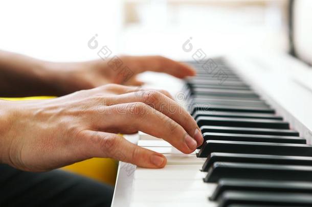 关在上面关于钢琴家手演奏钢琴.浅的深的关于田.