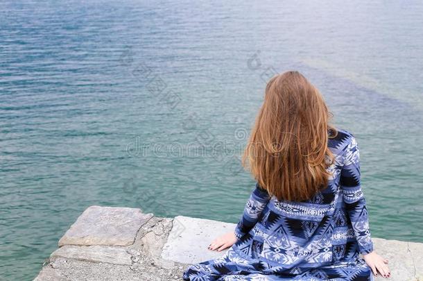 背看法关于年幼的女人一次在近处湖科摩,水采用后面