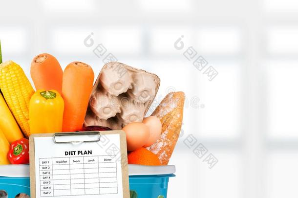 日常饮食计划健康的吃,节制饮食,减食疗法和称的重量损失自负