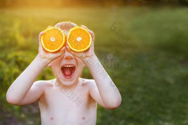 小孩和一学期关于橙向眼睛.小孩所有乐趣和斯露蒂