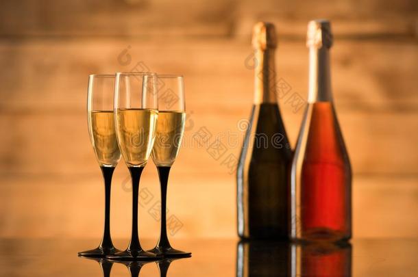 两个瓶子关于香槟酒和眼镜和香槟酒