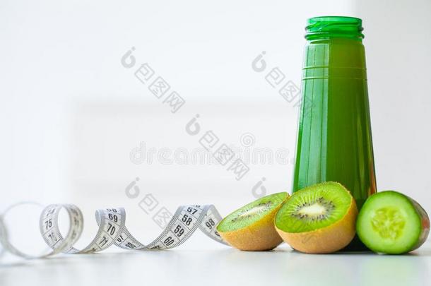 日常饮食.健康和健康的食物日常饮食观念,绿色的果汁.新鲜的