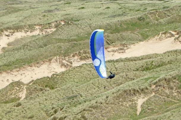 翼<strong>伞</strong>飞行器在上面沙沙丘