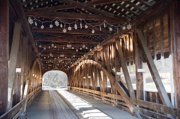 美国人大量的木材桥向一和煦的：照到阳光的冬D一y