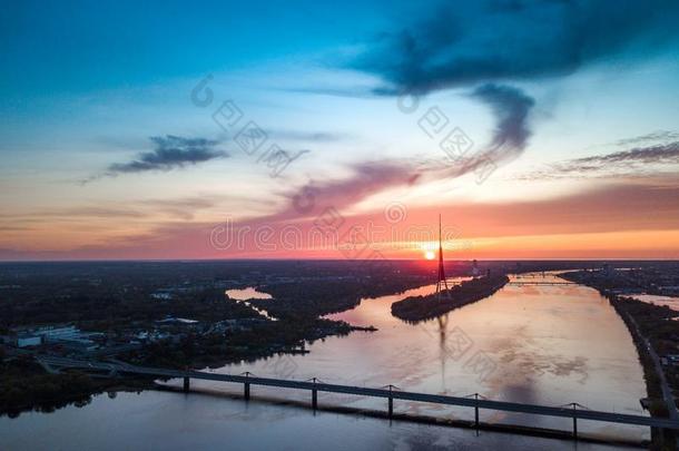 日落采用里加里加湾,拉脱维亚.看法从在上面向南方桥和television电视机