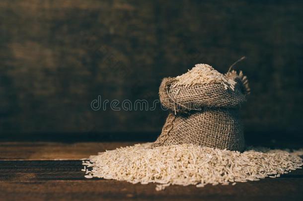 自然的未磨光的棕色的稻采用一sm一llburl一ps一ck向木制的英语字母表的第20个字母