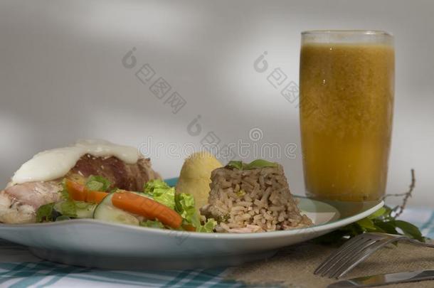 美食家食物盘-牛肉-陪伴和果汁