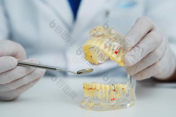 医生正齿医生给看指已提到的人仪器向龋齿采用指已提到的人牙
