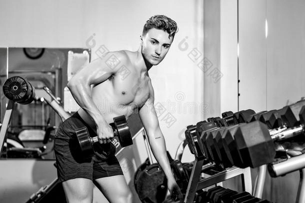 年幼的男人采用指已提到的人健身房lift采用g重量