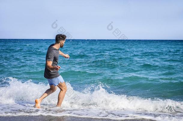 年幼的男人向海滩暂时把货物腾空St向es向海