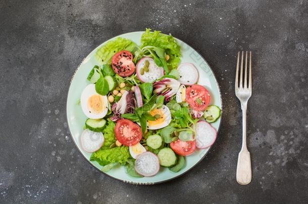 新鲜的沙拉和蔬菜和卵为适当的营养.萨姆梅