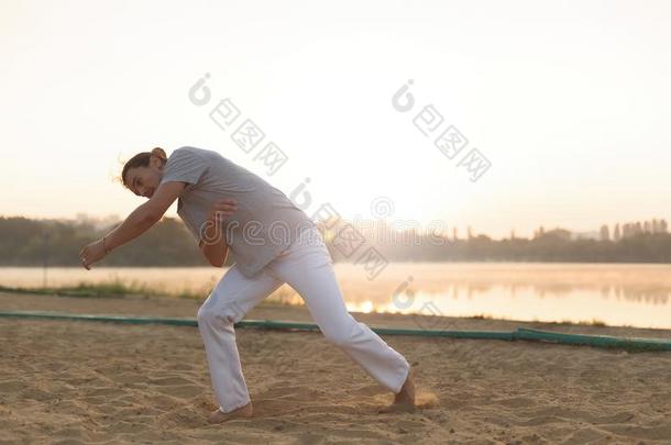 运动员的卡泼卫勒舞<strong>执行</strong>者制造整个<strong>活动</strong>向指已提到的人海滩