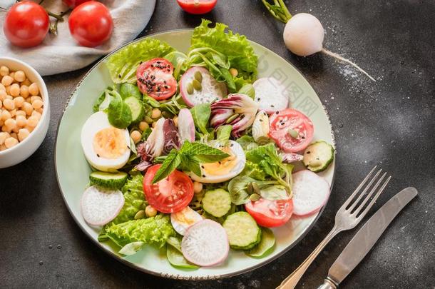 新鲜的沙拉从蔬菜和卵为适当的营养.萨姆梅