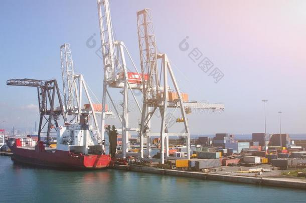 容器船停泊在工业货物港口.Ex港口和im港口