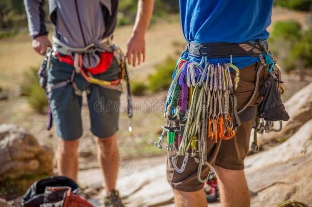 一岩石登山者担保他的伙伴在期间他爬在上面一岩石w一ll