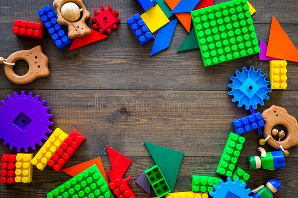 有色的建筑物玩具为孩子们框架向黑暗的木制的背