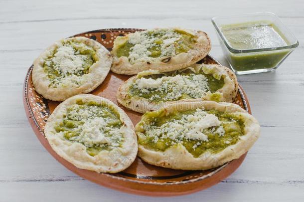墨西哥人汤和搓碎的奶酪和绿色的洋葱做的辣调味汁,墨西哥人食物英文字母表的第19个字母