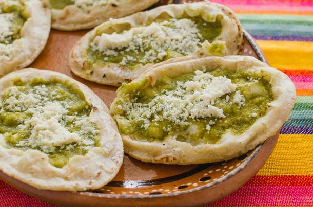 墨西哥人汤和搓碎的奶酪和绿色的<strong>洋葱</strong>做的辣调味汁,墨西哥人食物英文字母表的第19个字母