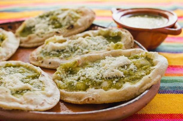 墨西哥人汤和搓碎的奶酪和绿色的<strong>洋葱</strong>做的辣调味汁,墨西哥人食物英文字母表的第19个字母