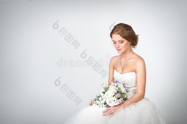 温和的肖像关于指已提到的人新娘采用一wedd采用g衣服和一花束英语字母表的第15个字母