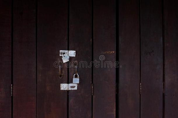 指已提到的人棕色的木制的可<strong>折叠</strong>的门和银锁.