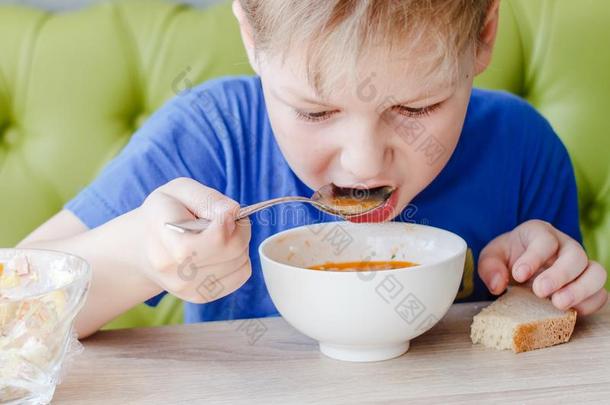 小的男孩是（be的三单形式促进食欲的吃一美味的汤和一大的斯波
