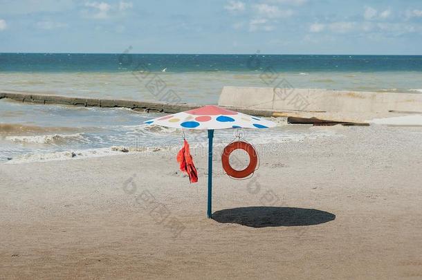 雨伞和生活浮标和马甲st和ing向指已提到的人海滩