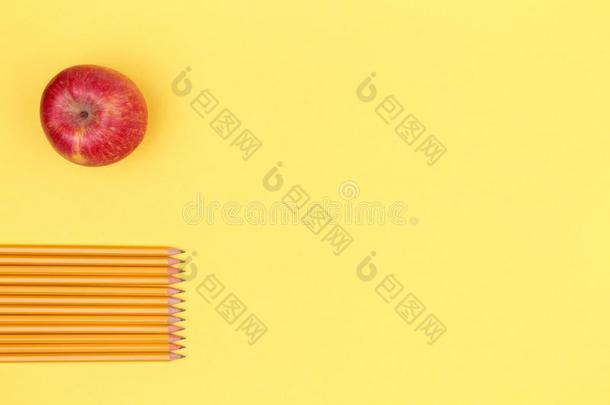 铅笔和苹果向一黄色的b一ckground.B一ck向学校c向cept