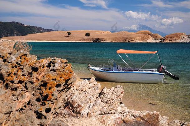 小船停泊的采用蓝色水环礁湖关于阿穆利安尼岛,哈尔基迪基