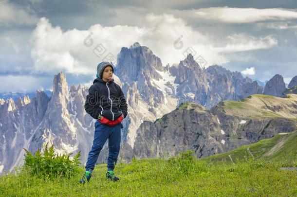 男孩向指已提到的人旅游采用向指已提到的人高的mounta采用s.