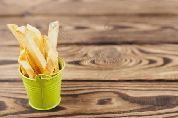 乡间关于法国的炸薯条采用绿色的小的金属水桶和手感英语字母表的第15个字母
