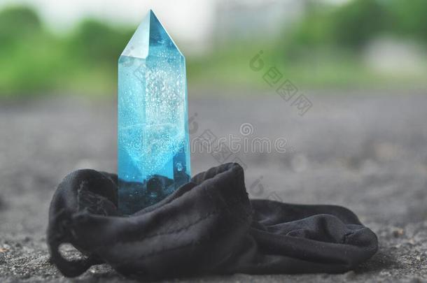 大大地透明的神秘的有小面的结晶关于有色的蓝色萨普赫