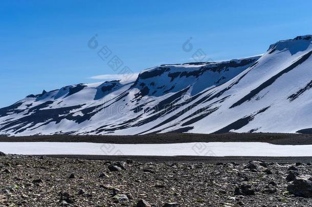 <strong>戏剧</strong>的雪大量的火山的背脊反对一蓝色天,<strong>西方</strong>的