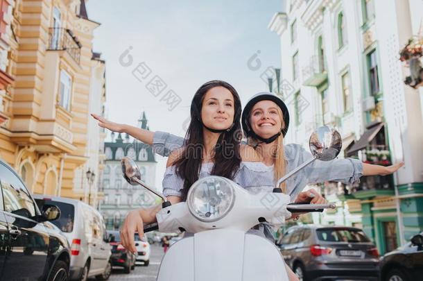 两个女儿是骑马向向e摩托车.中国人女孩是（be的三单形式采用一向那边