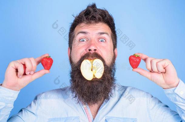 成果装满.男人英俊的低到臀部的长的胡须吃苹果拿住SaoTomePrincipe圣多美和普林西比