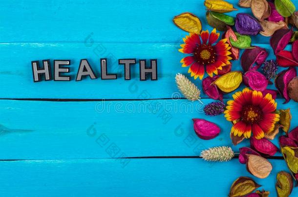 健康状况单词向蓝色木材和花