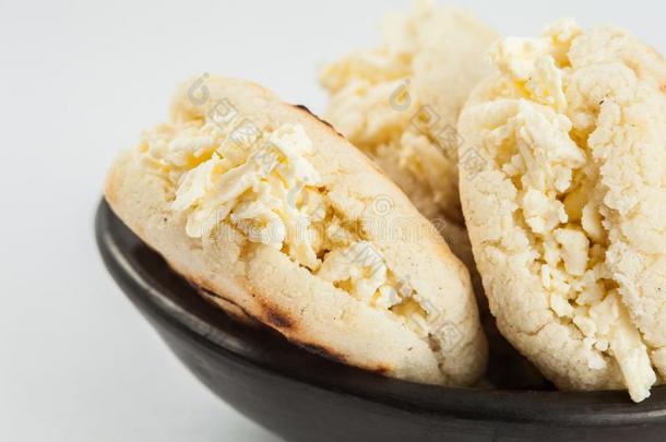 哥伦比亚人传统的白色的谷物阿瑞巴<strong>玉米</strong>饼充满的和搓<strong>碎</strong>的奶酪