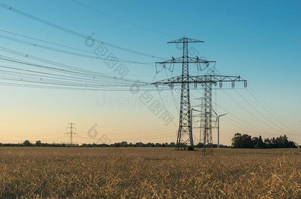 高的电压动力<strong>线条</strong>和电缆塔在一一gricultur一l田