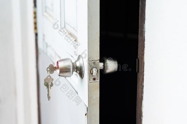 插入钥匙采用洞开锁和敞开的门